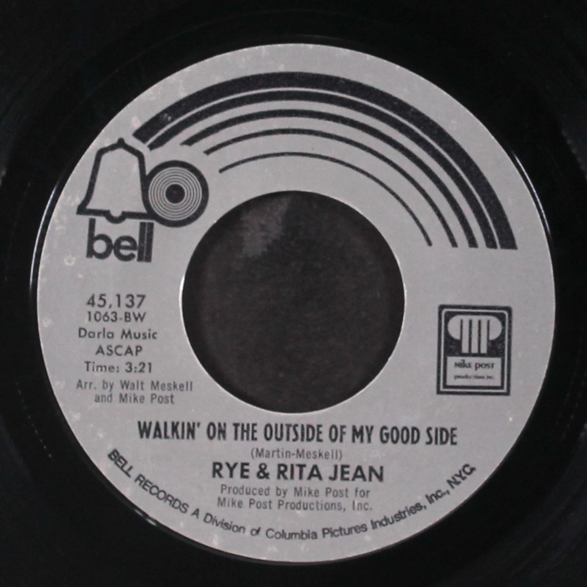 walkin' on the outside of my good side / it's a good feelin' by RYE & RITA JEAN