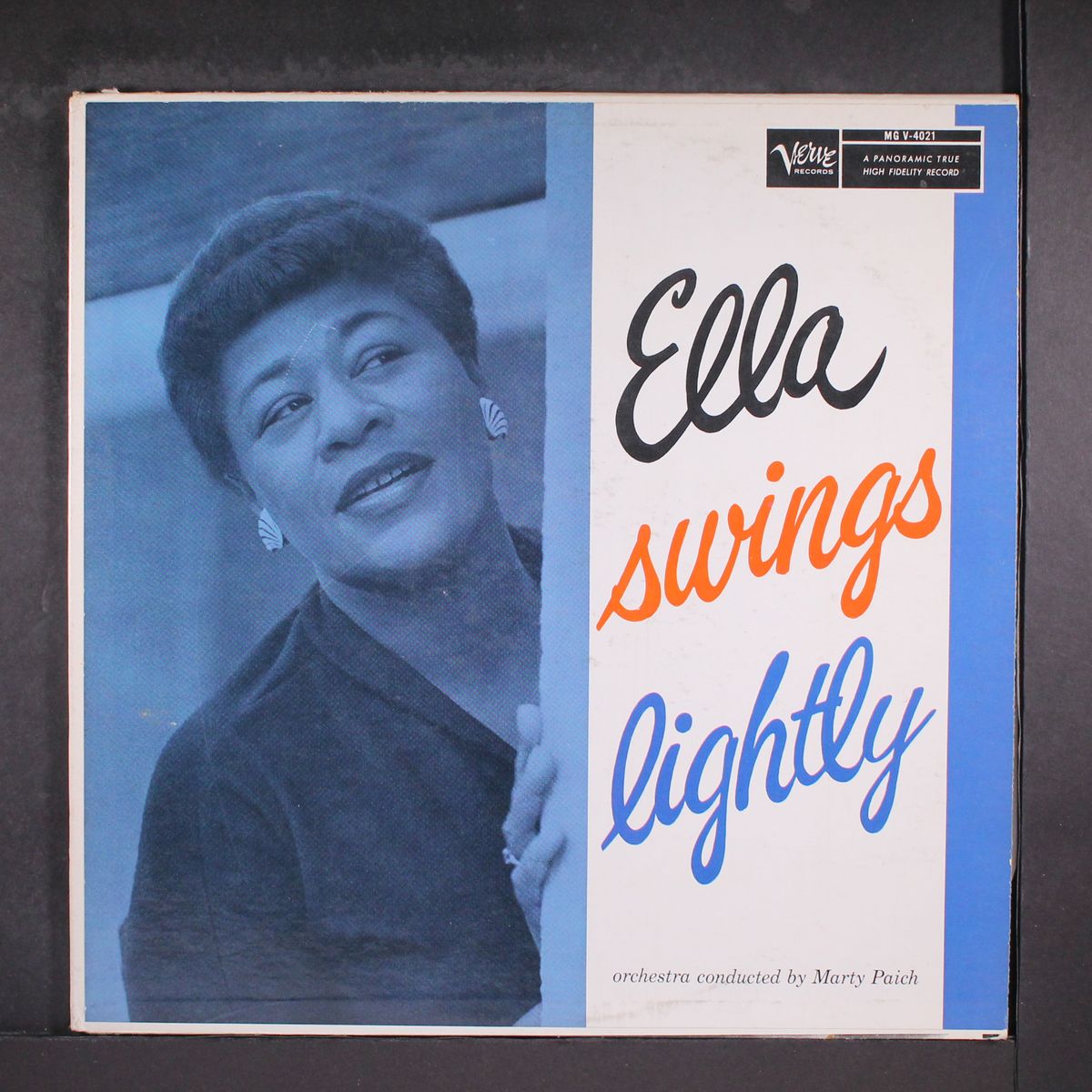 ella swings lightly by ELLA FITZGERALD