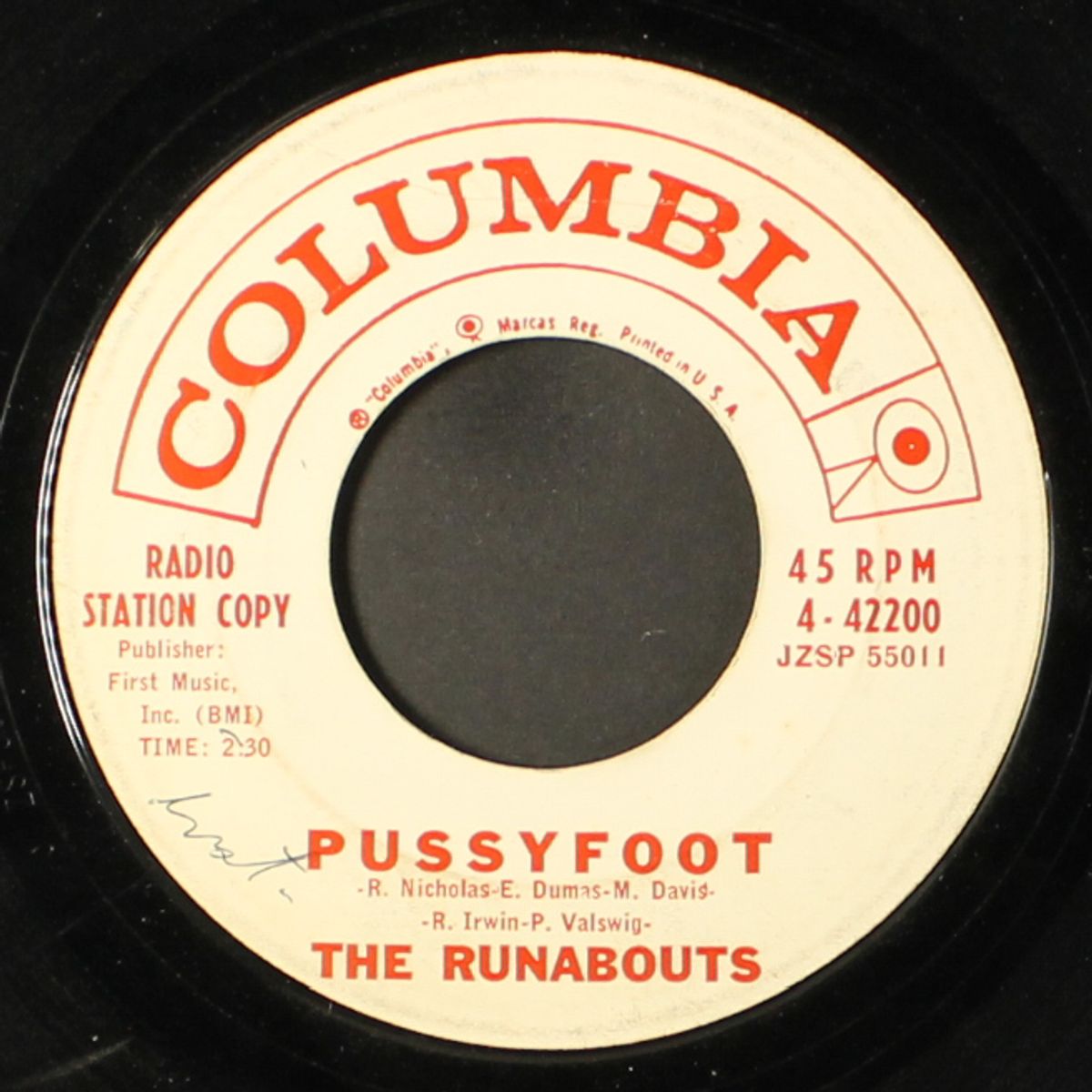 pussyfoot / pink socks by RUNABOUTS