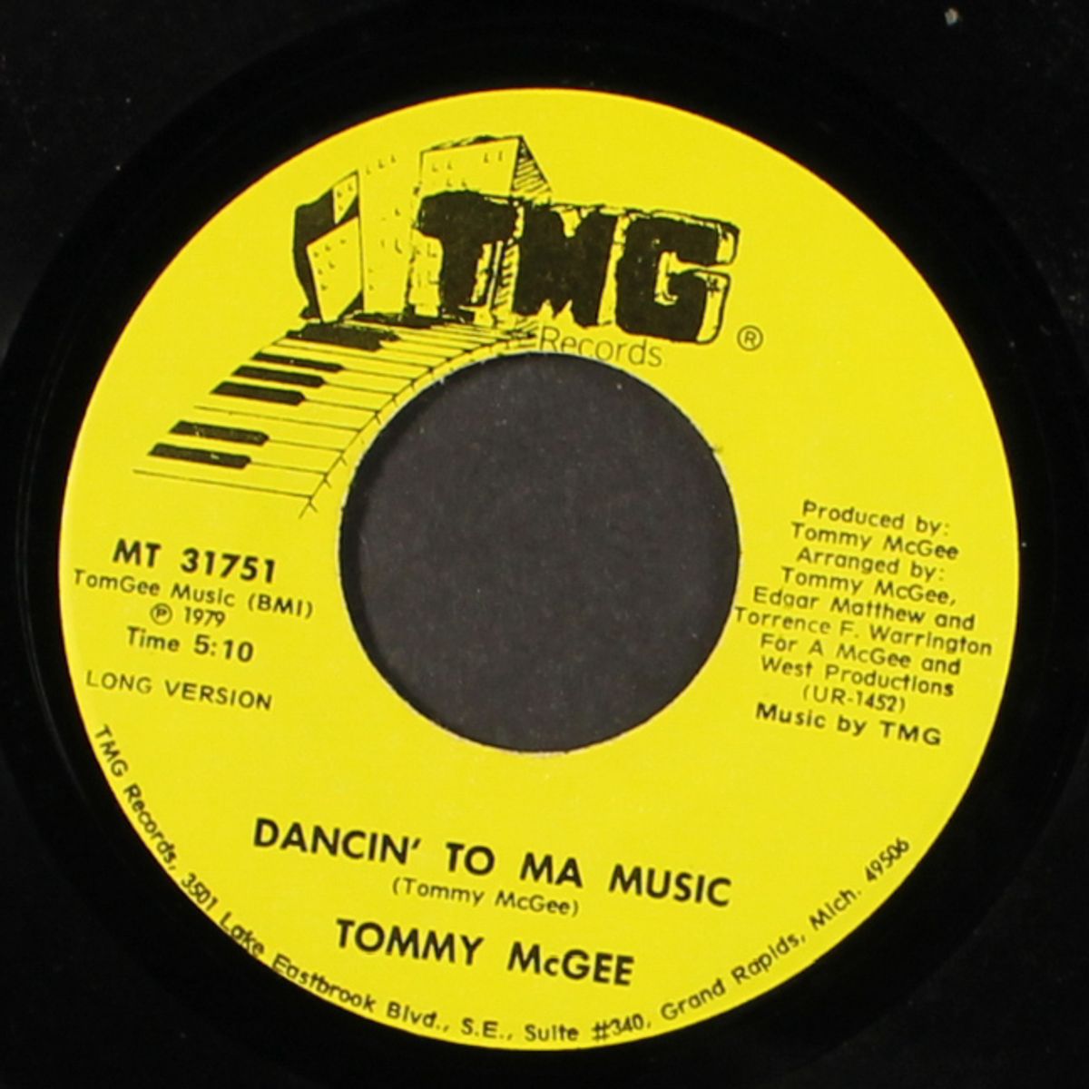 dancin' to ma music / short by TOMMY MCGEE