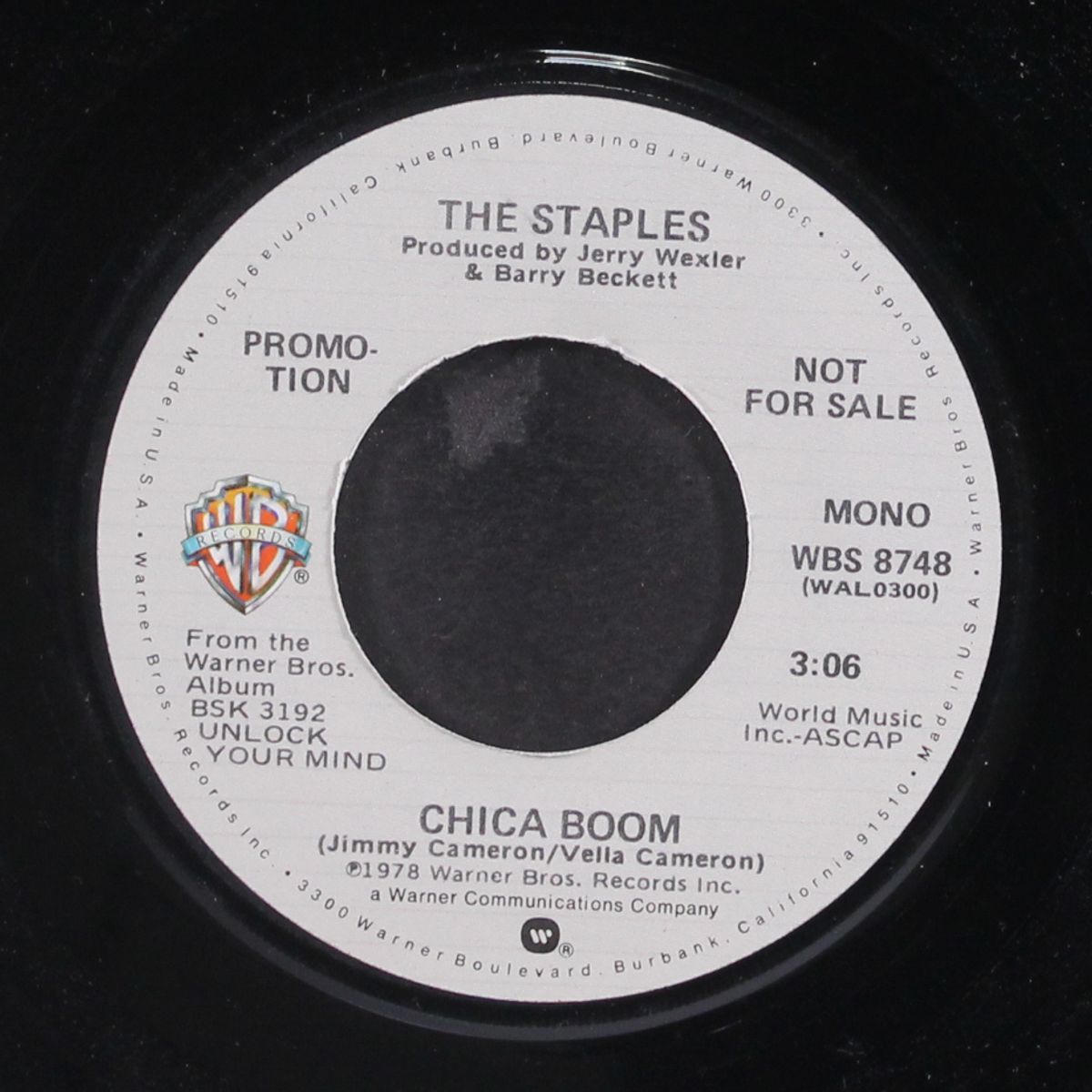 chica boom / mono by STAPLES
