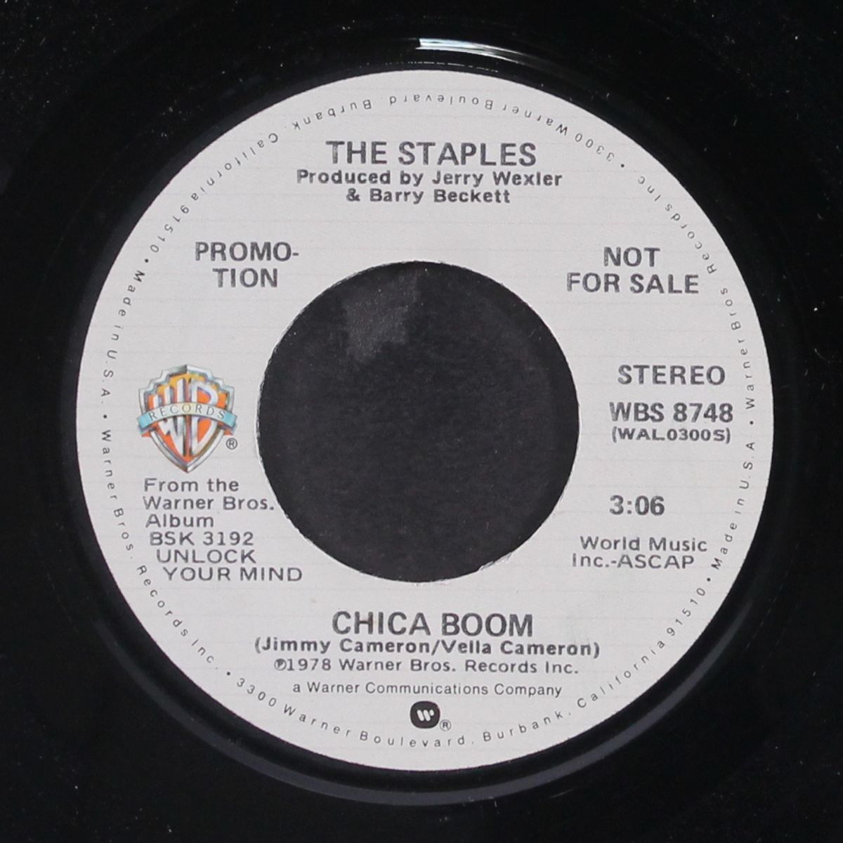 chica boom / mono by STAPLES