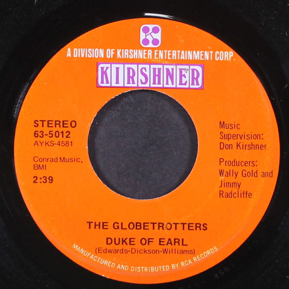 duke of earl / everybody's got hot pants by GLOBETROTTERS