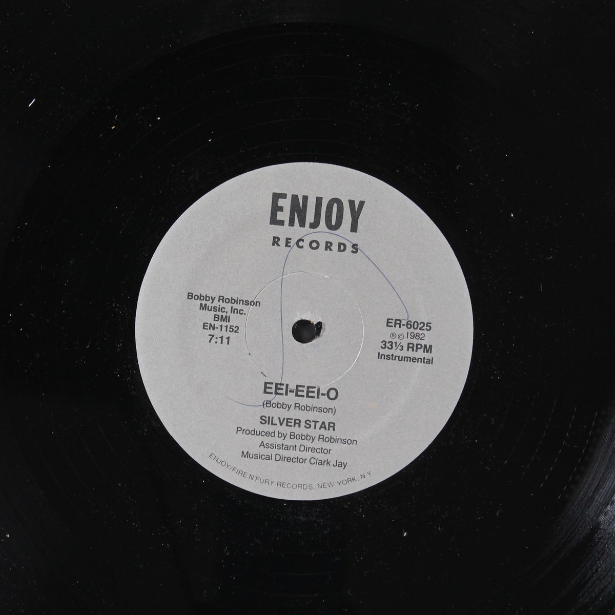 eei-eei-o / instro by SILVER STAR