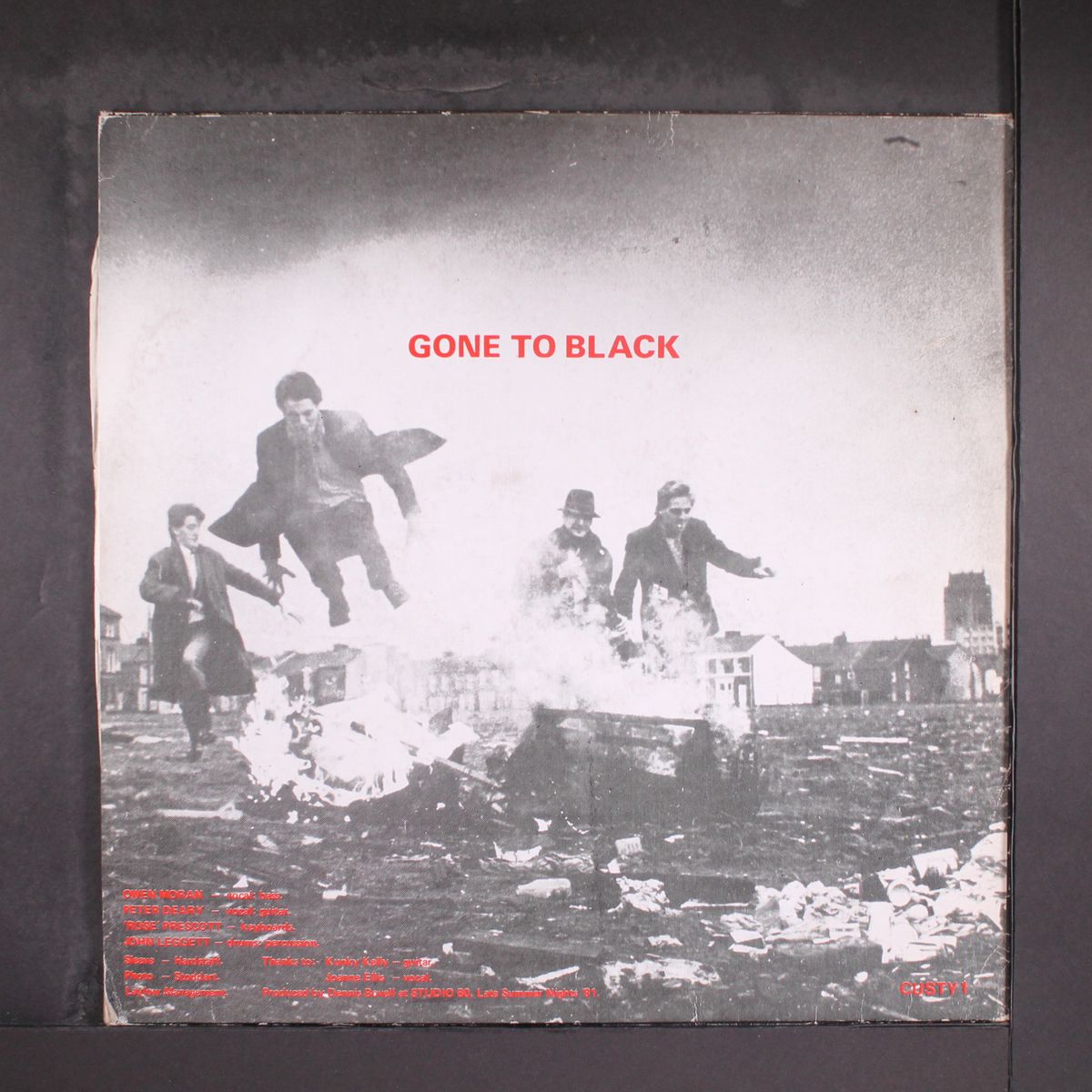 piggie in the middle eight / gone to black by COOK THE BOOKS