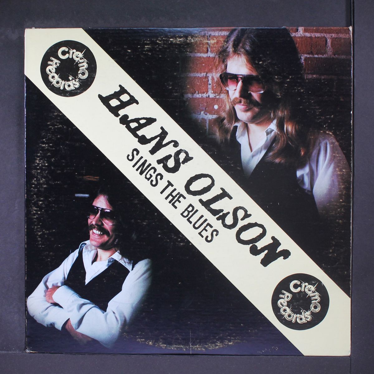 sings the blues by HANS OLSON