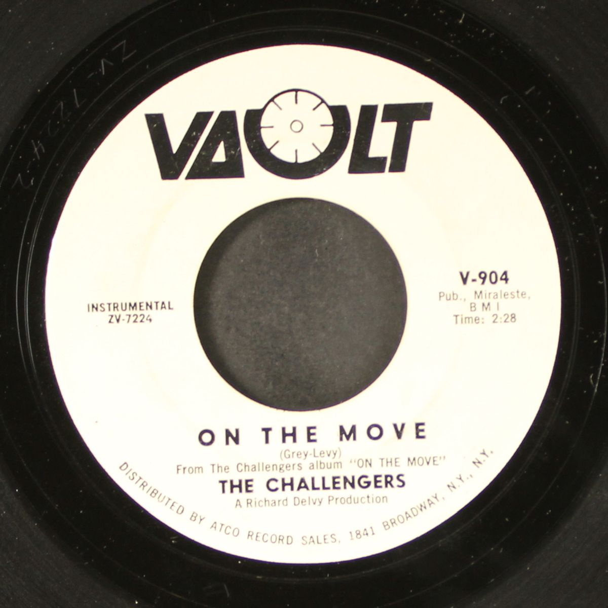 foot tapper / on the move by CHALLENGERS