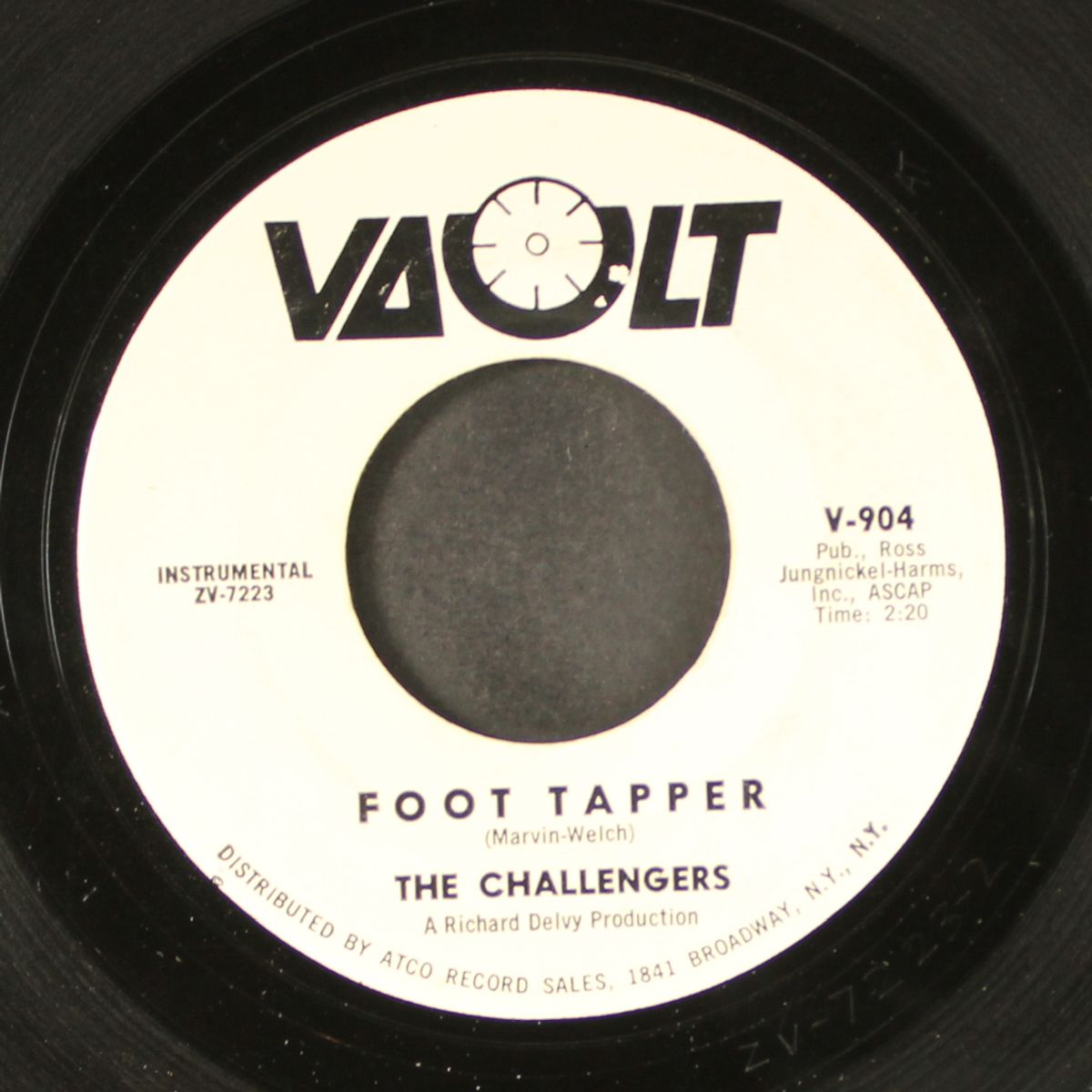 foot tapper / on the move by CHALLENGERS