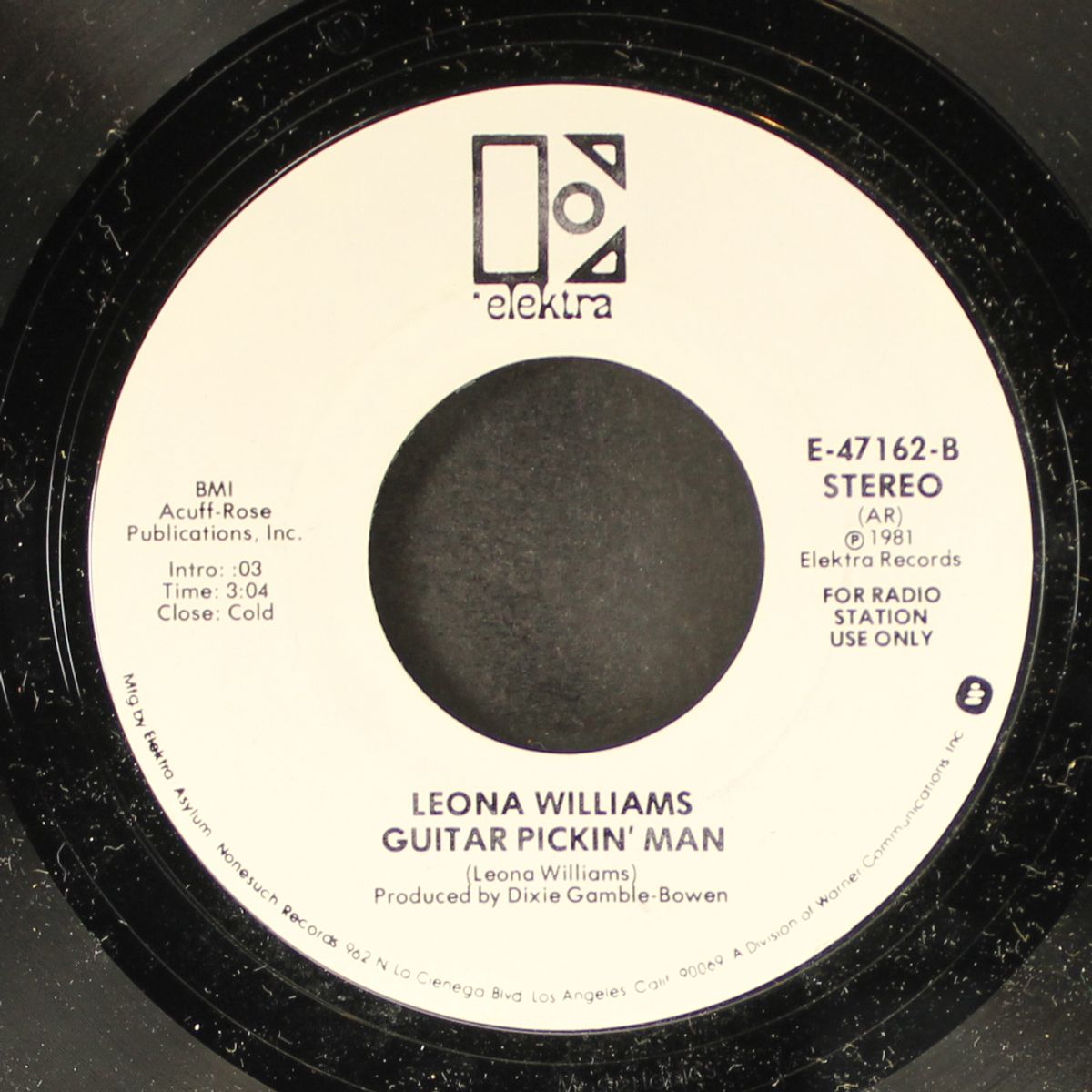 you can't find many kissers / guitar pickin' man by LEONA WILLIAMS