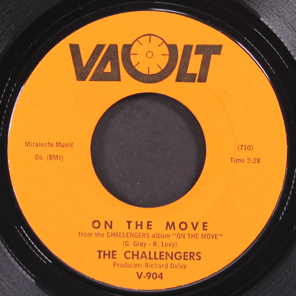 foot tapper / on the move by CHALLENGERS