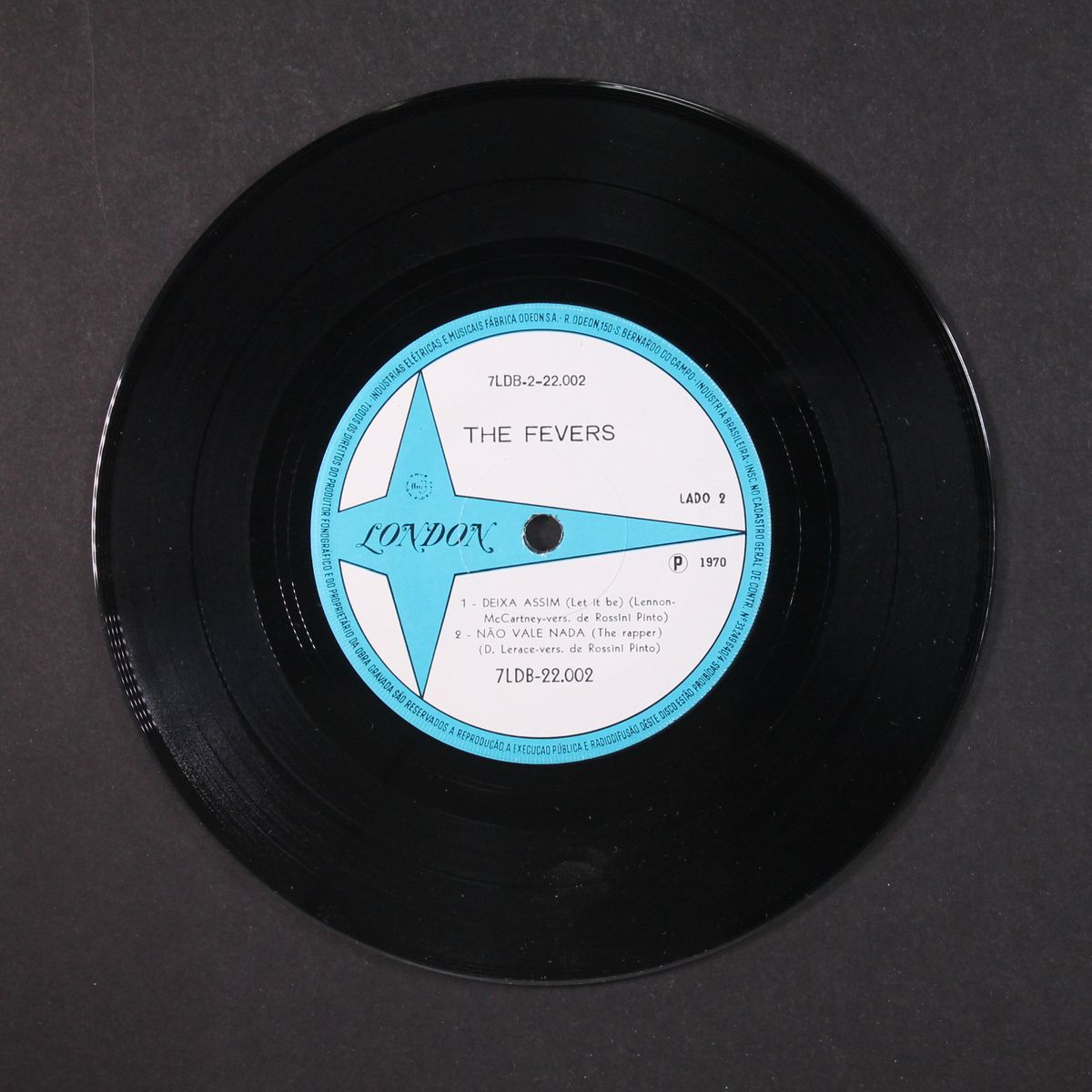 sinto, mas nao sei dizer / voce nao pode esquecer-me / deixa assim / n by FEVERS