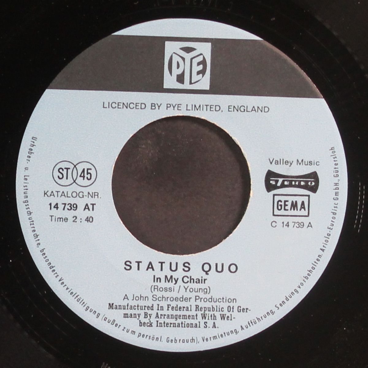 in my chair / gerdundula by STATUS QUO