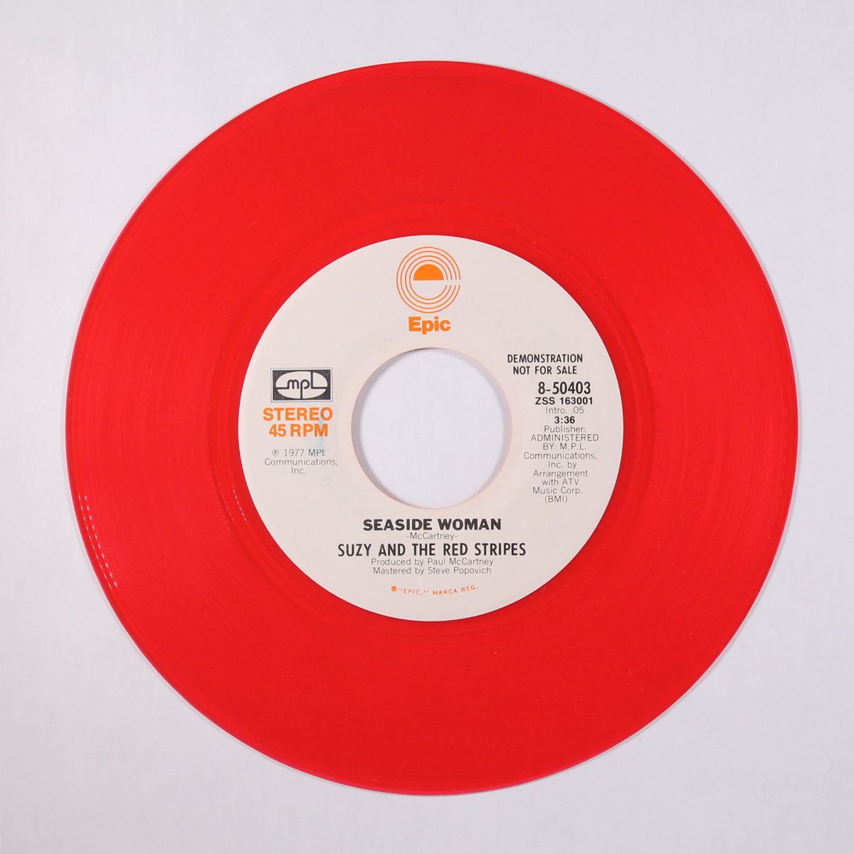 seaside woman / mono by SUZY & RED STRIPES