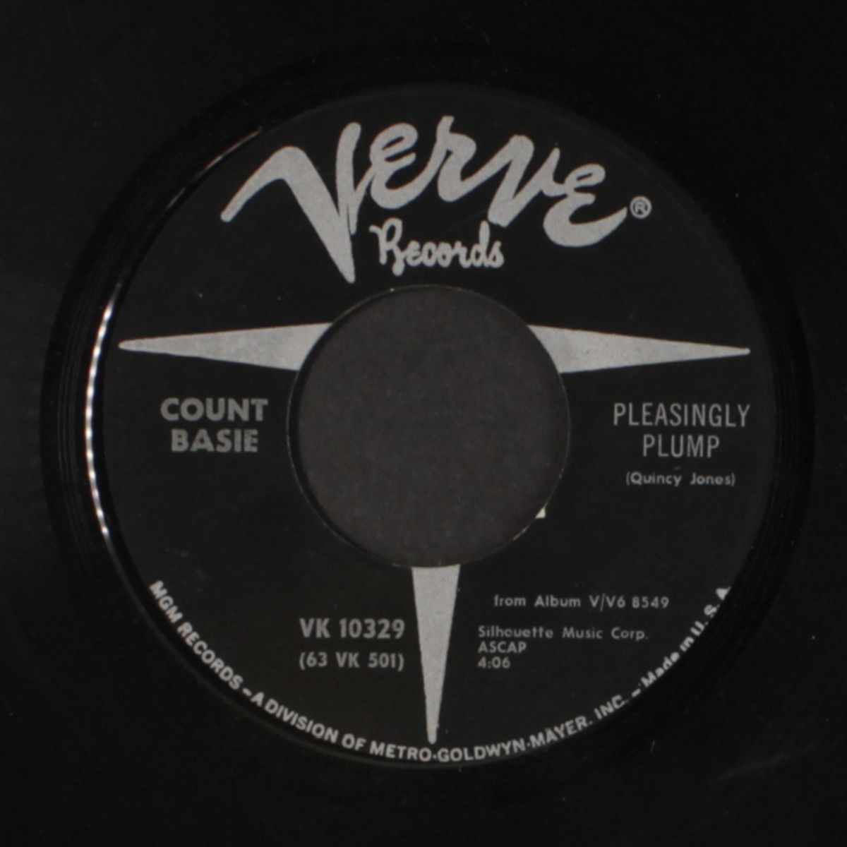 l'il ol' groovemaker ... basie by COUNT BASIE