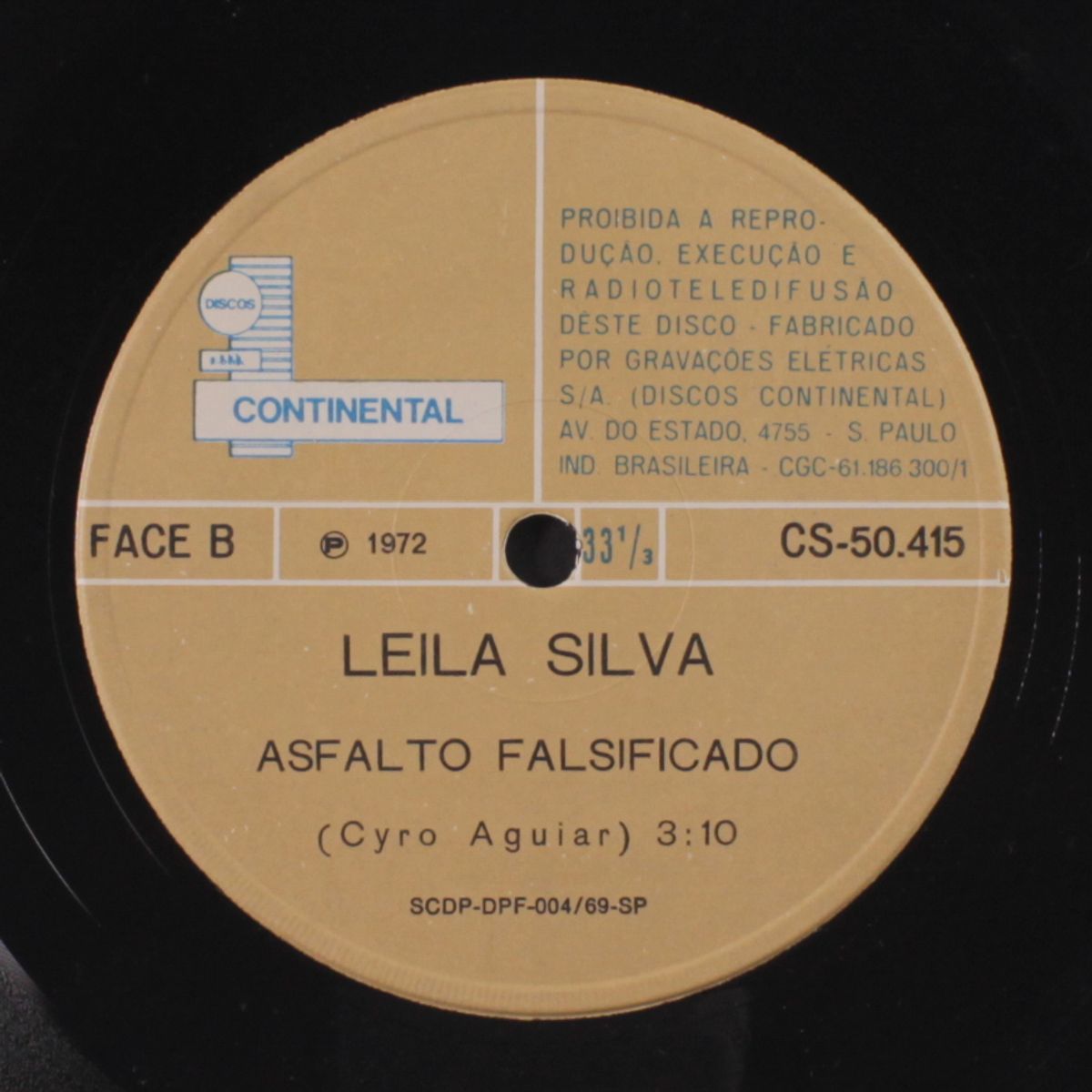 moca branca da favela / asfalto falsificado by LEILA SILVA