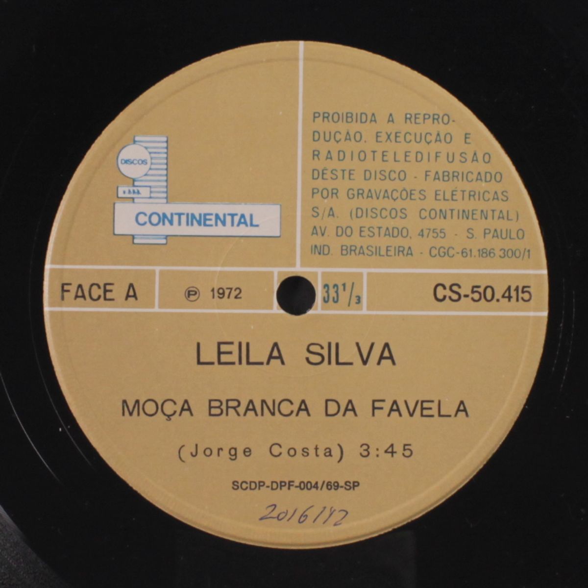 moca branca da favela / asfalto falsificado by LEILA SILVA
