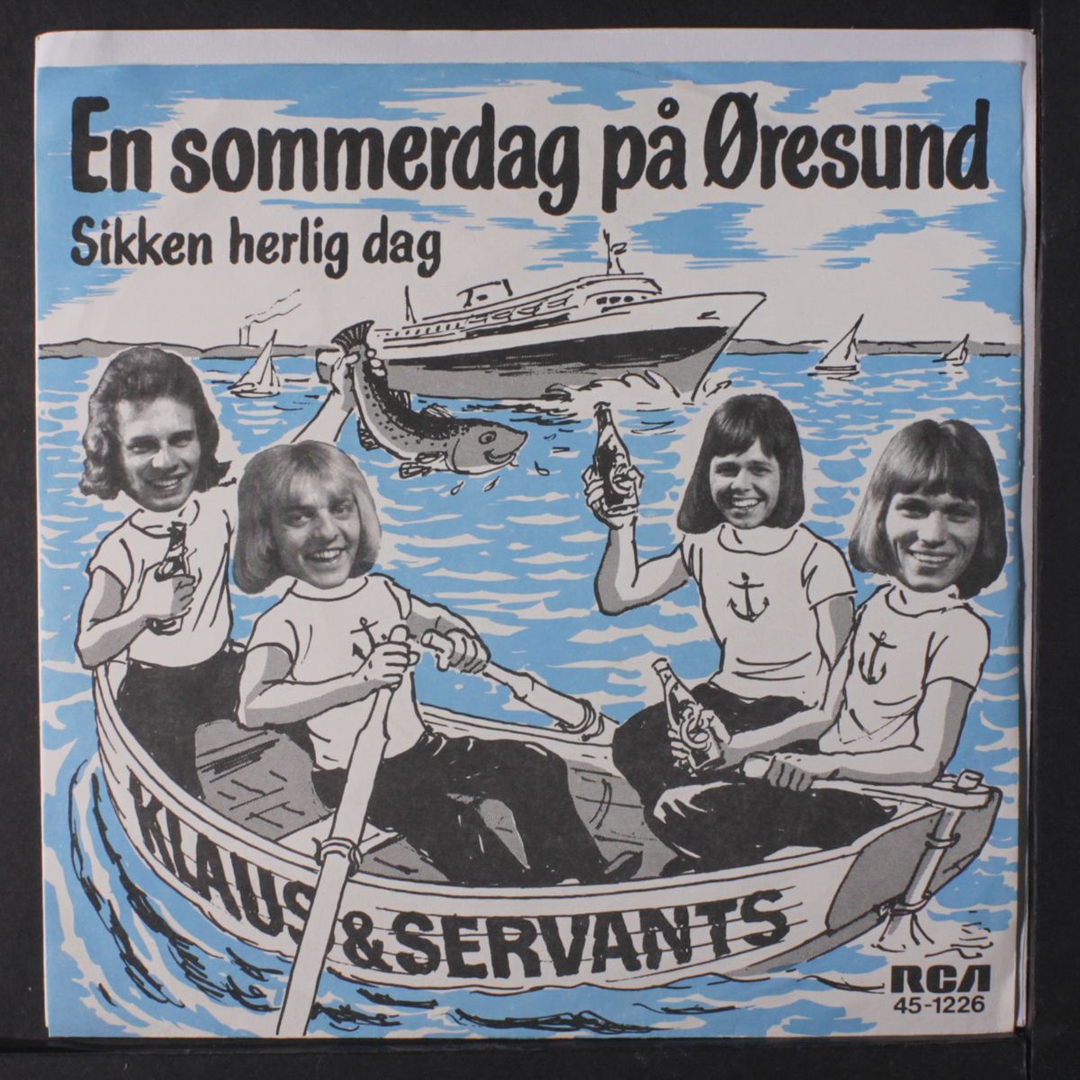 en sommerdag pa oresund by KLAUS & SERVANTS