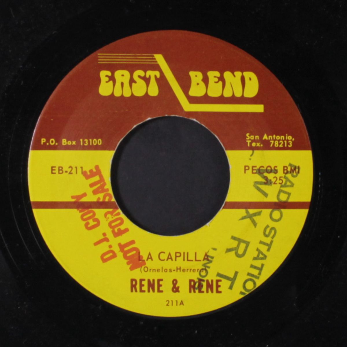 peleas / a capilla by RENE & RENE