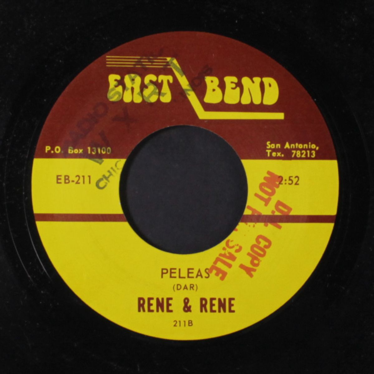 peleas / a capilla by RENE & RENE