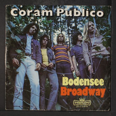 CORAM PUBLICO