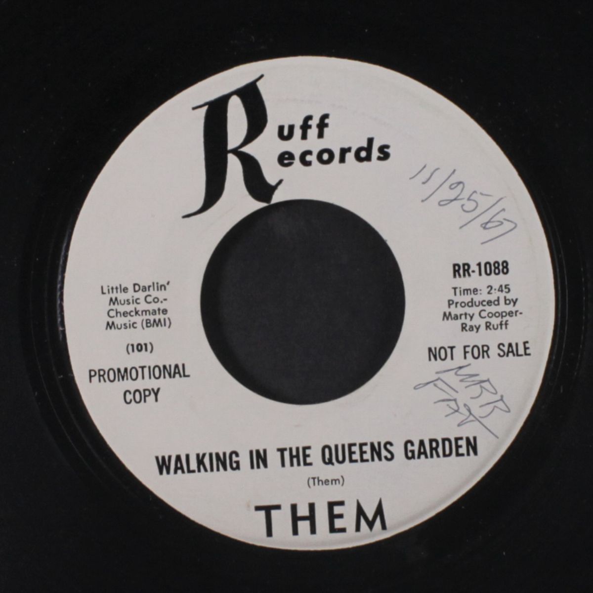 walking in the queens garden / i happen to love you by THEM